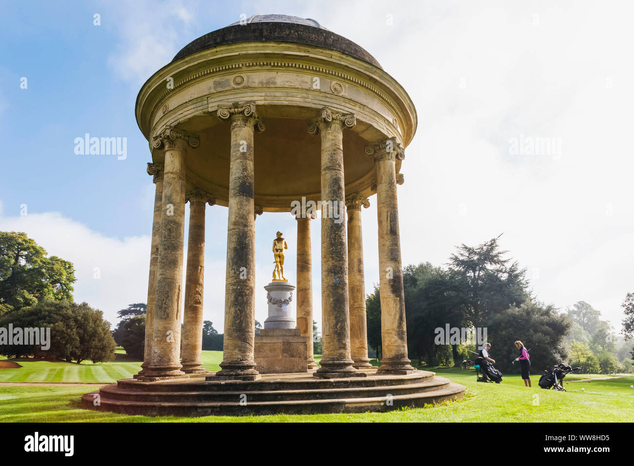 England, Buckinghamshire, Stowe, Stowe Landscape Gardens, die Rotunde und Stowe Golfplatz Stockfoto