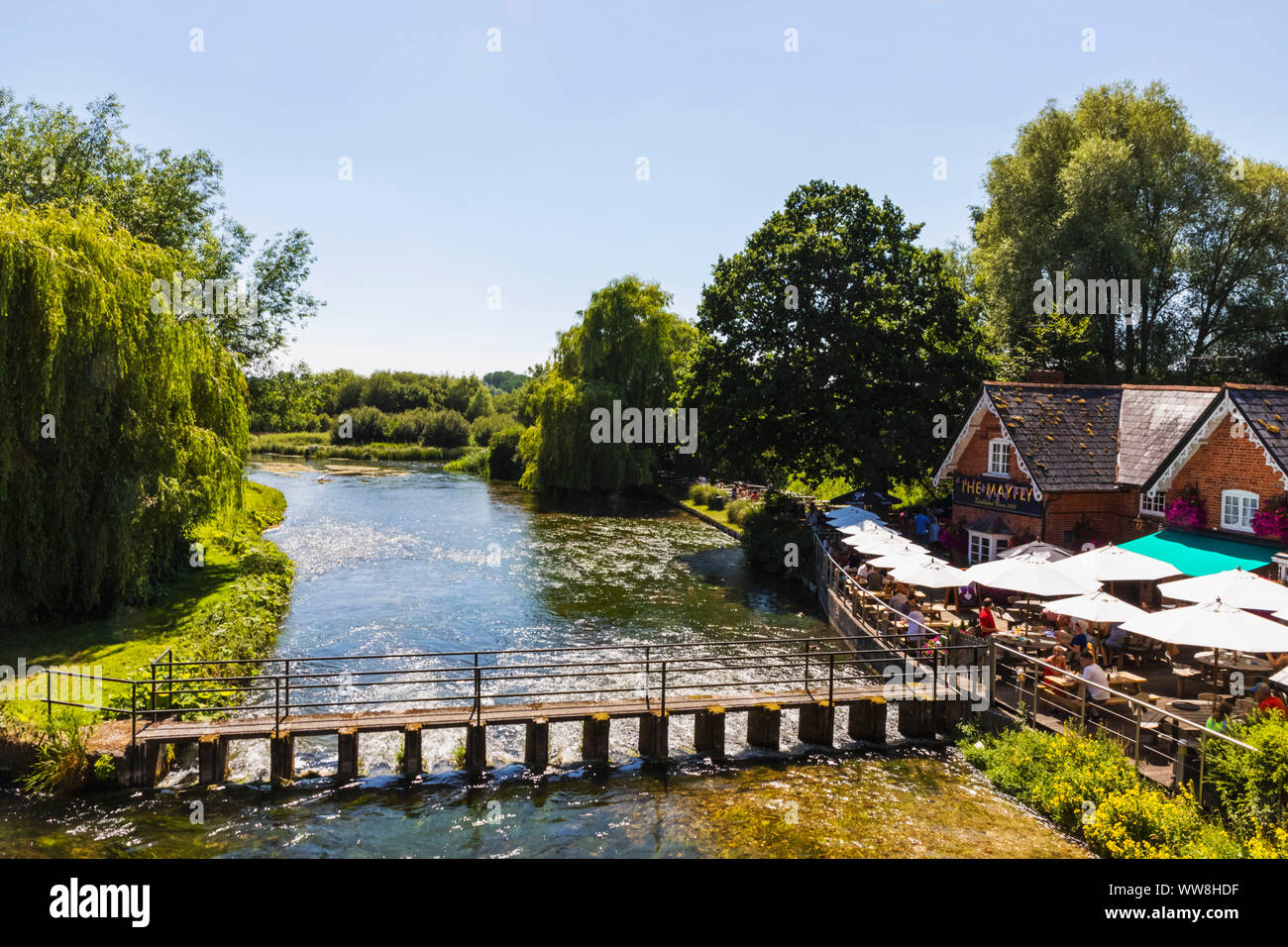 England, Hampshire, Stockbridge, Eintagsfliege Pub am Flussufer und Fluss-Test Stockfoto