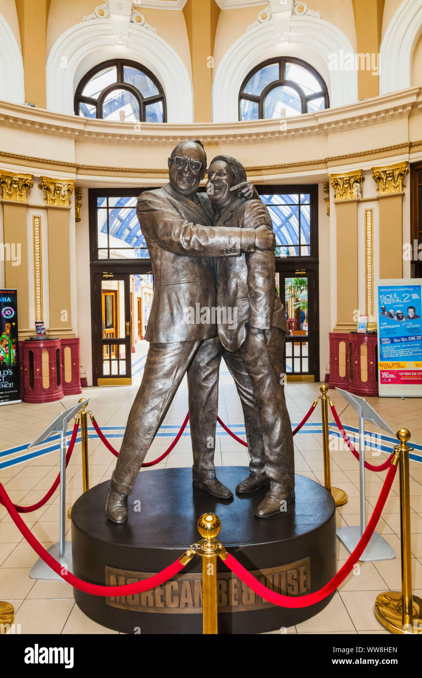 England, Lancanshire, Blackpool, die Winter Gardens, Bronzestatue von Schauspieler Eric Morecambe und Ernie Wise Stockfoto