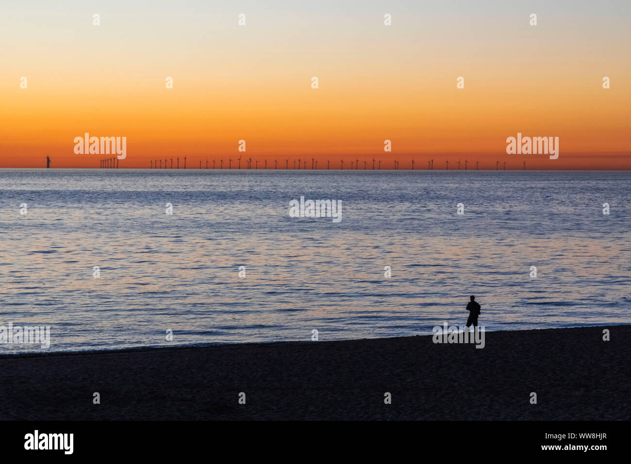 England, Kent, Thanet, Broadstairs, Kingsgate Bay, Offshore Windparks in der Morgendämmerung Stockfoto