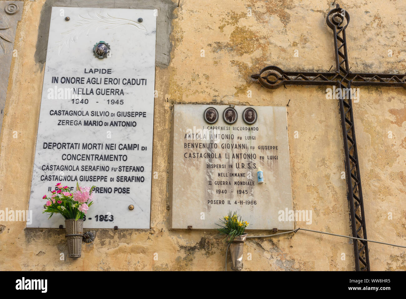 Wand Gräber für Soldaten während des Zweiten Weltkrieges an der Wand der Kirche DAL PREVAT 2 di San Pietro in Capreno, Ligurien, Italien gefallen Stockfoto