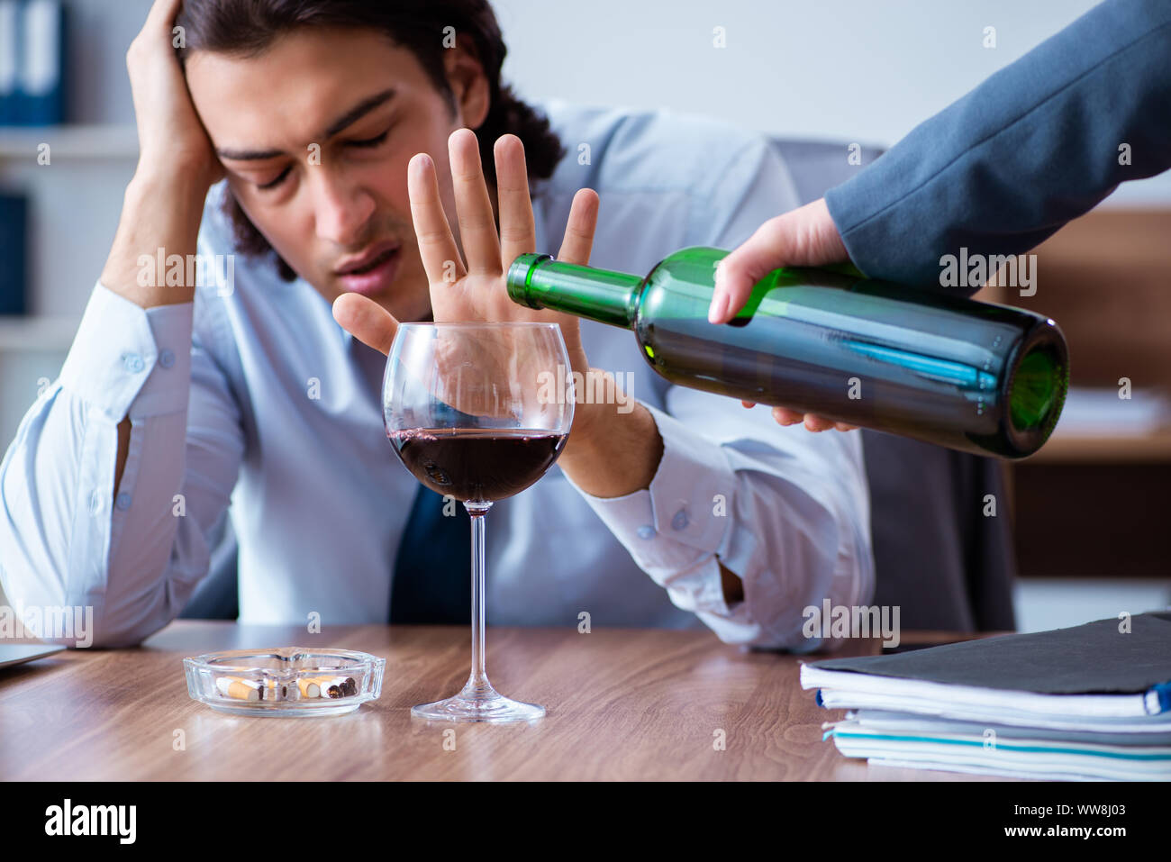 Die männlichen Mitarbeiter, Alkohol zu trinken und Zigaretten zu rauchen an workpla Stockfoto