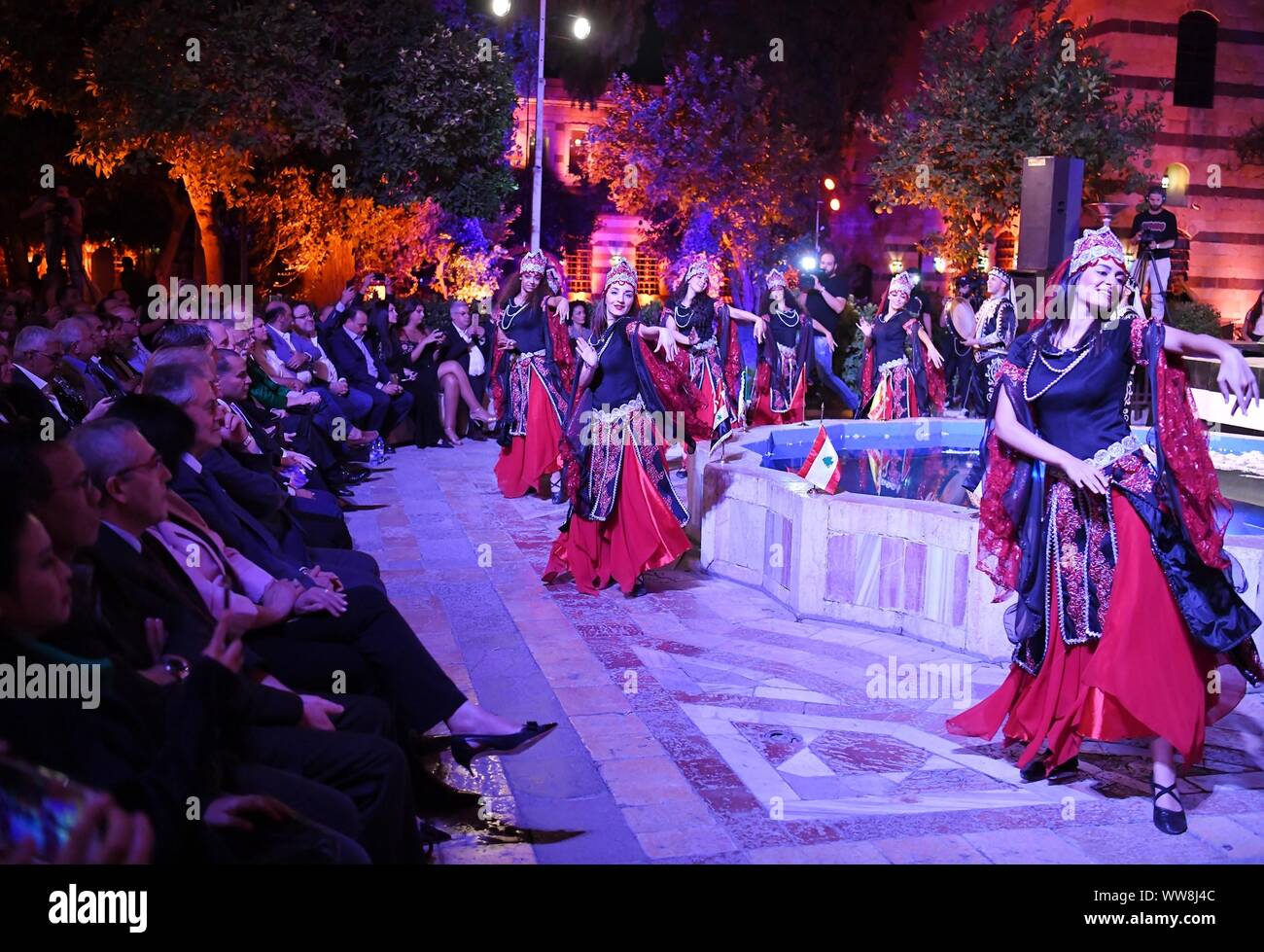 Damaskus, Syrien. 13 Sep, 2019. Künstler eine folkloristische Tanz während eines Konzerts in der qasr Al-Azem Palast in der Altstadt von Damaskus, Syrien, Sept. 13, 2019. Credit: Ammar Safarjalani/Xinhua Stockfoto