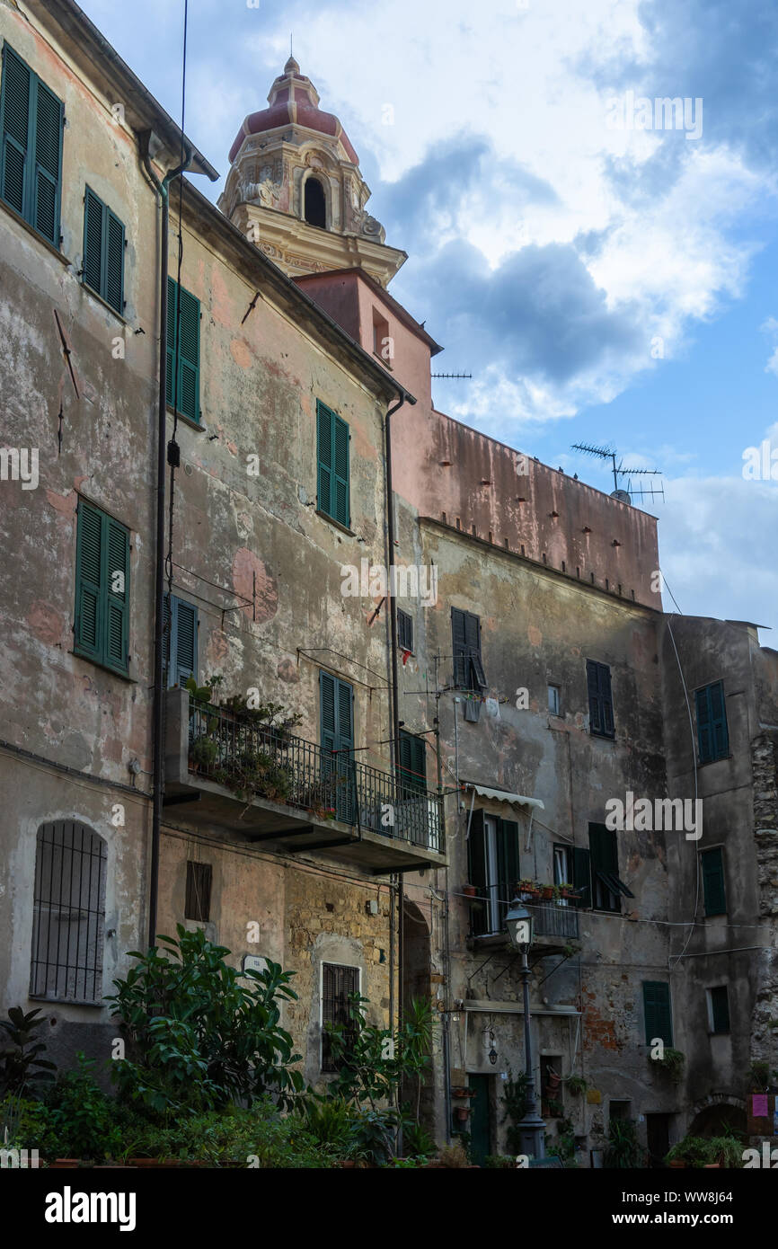 Hausfassaden im alten Teil von Cervo - eine amall Stadt in Ligurien, Norditalien, Europa Stockfoto