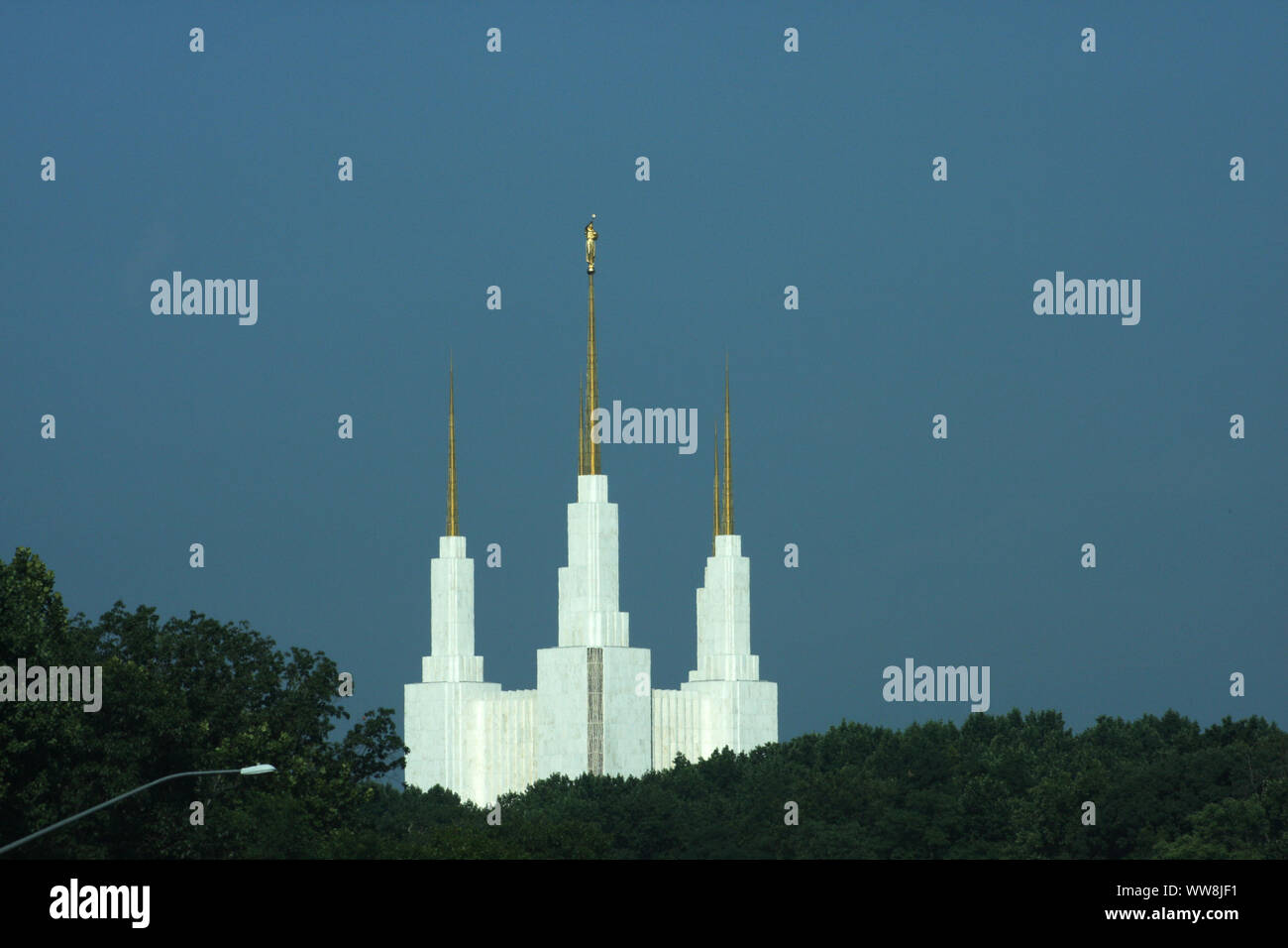 Der Washington D.C. Tempel, errichtet von der LDS-Kirche in Kensington, MD, USA Blick von der Interstate 495. Die Statue der Engel Moroni auf der Spitze. Stockfoto