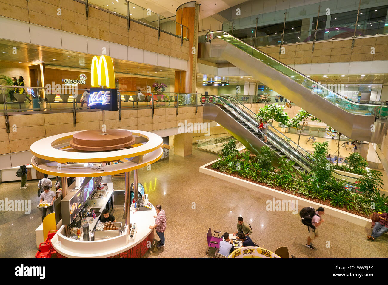 Singapur - ca. April 2019: McCafe am Changi International Airport. Stockfoto