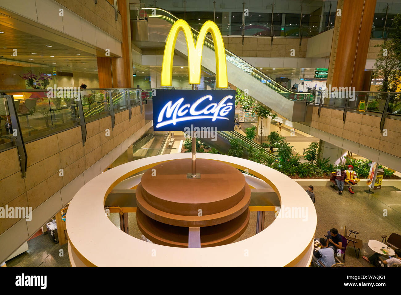 Singapur - ca. April 2019: McCafe am Changi International Airport. Stockfoto