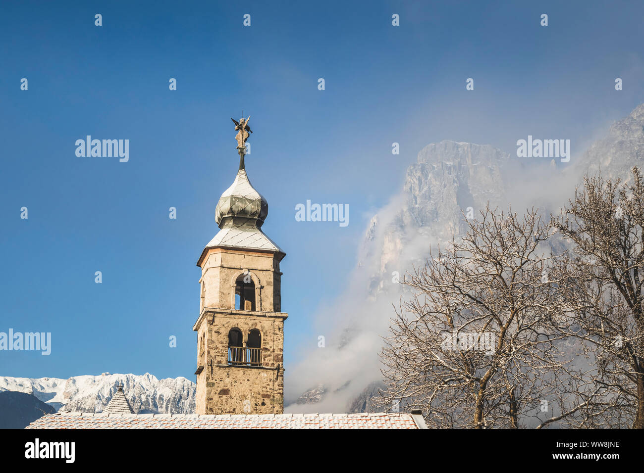 Der Glockenturm der alten Kirche San Cipriano (St. Cyprian) in Taibon Agordino, auf dem Hintergrund der Agner Berg, Belluno, Venetien, Italien Stockfoto