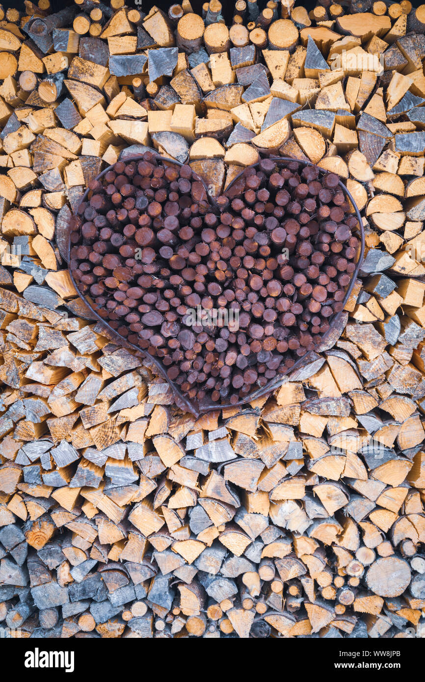 Brennholz in Form eines Herzens gestapelt Stockfoto