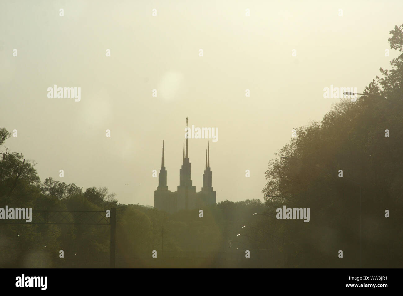 Der Washington D.C. Tempel, errichtet von der LDS-Kirche in Kensington, MD, USA Blick von der Interstate 495. Die Statue der Engel Moroni auf der Spitze. Stockfoto