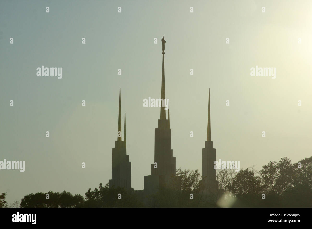 Der Washington D.C. Tempel, errichtet von der LDS-Kirche in Kensington, MD, USA Blick von der Interstate 495. Die Statue der Engel Moroni auf der Spitze. Stockfoto