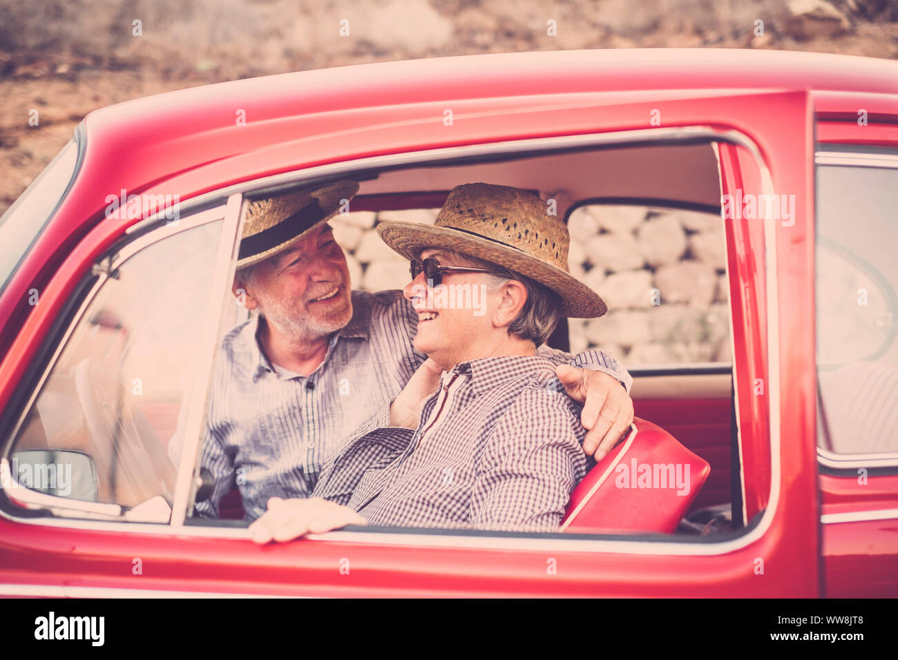 Schön schönes Paar der älteren Erwachsenen Menschen innerhalb eines alten roten Oldtimer genießen und gemeinsam in Outdoor Freizeit Aktivitäten bleiben. Verheiratet und für immer zusammen leben. Reisen Konzept mit Glück Stockfoto