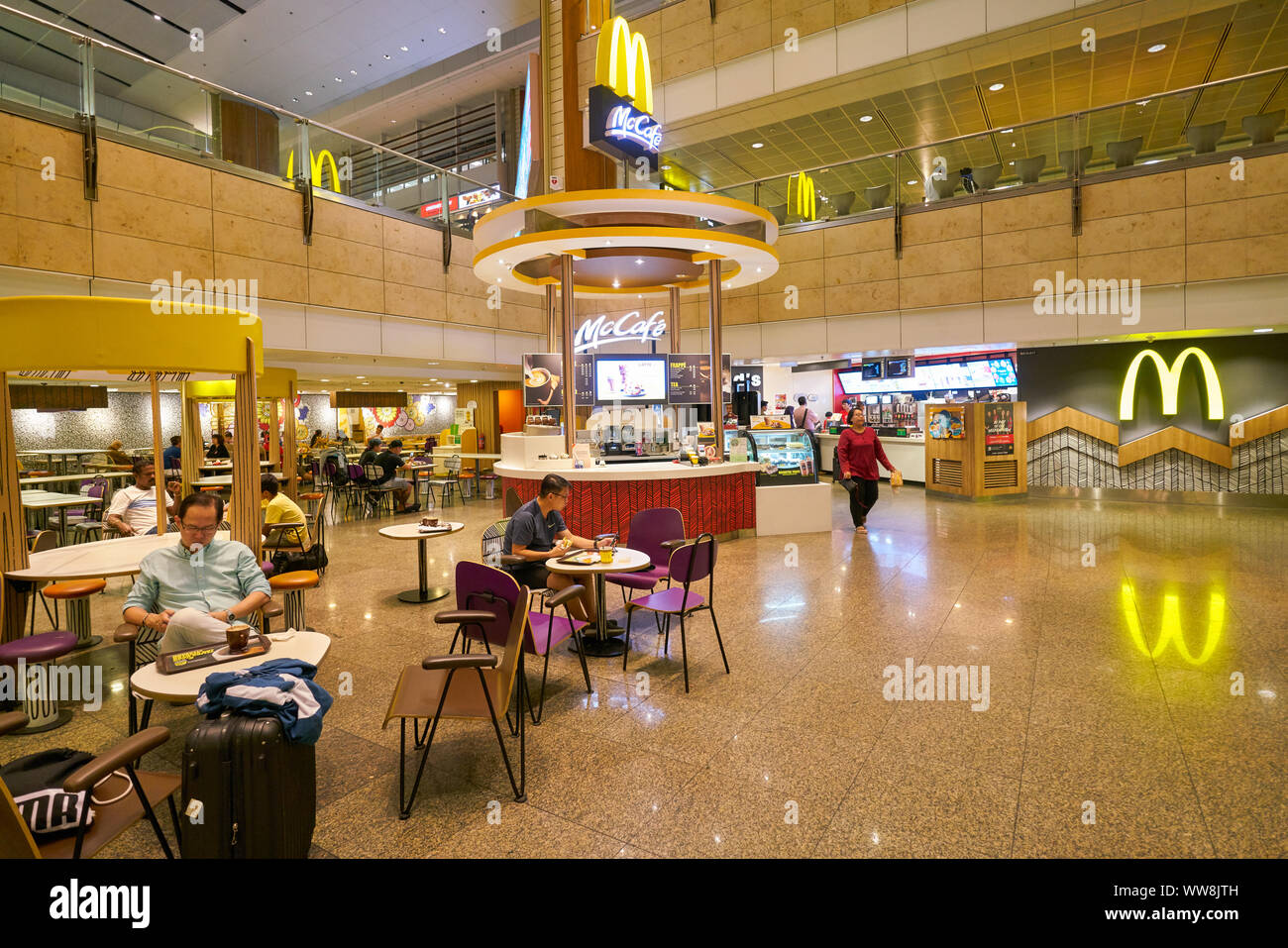 Singapur - ca. April 2019: McCafe am Changi International Airport. Stockfoto