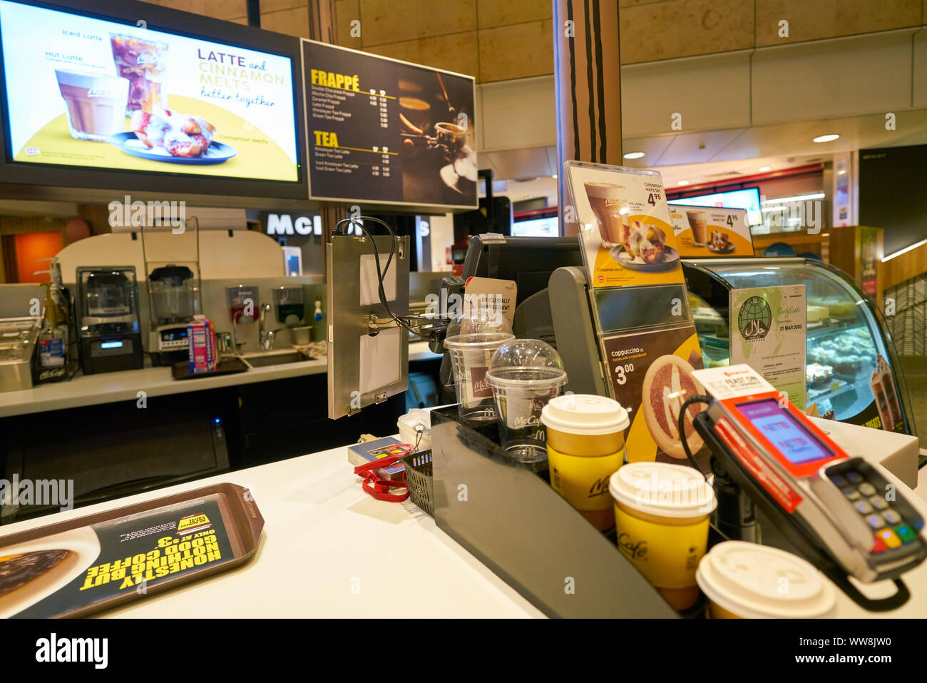 Singapur - ca. April 2019: McCafe am Changi International Airport. Stockfoto