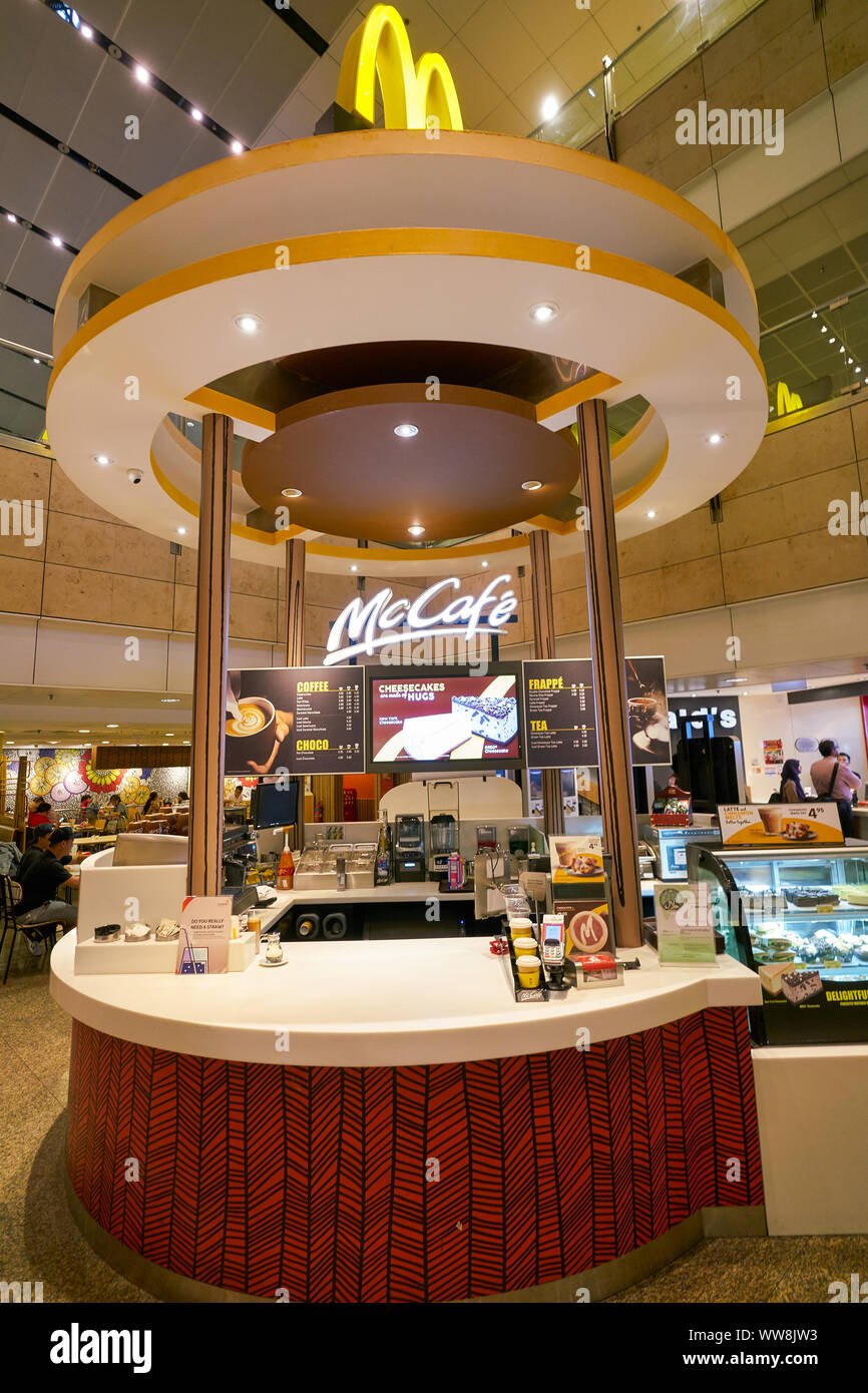 Singapur - ca. April 2019: McCafe am Changi International Airport. Stockfoto