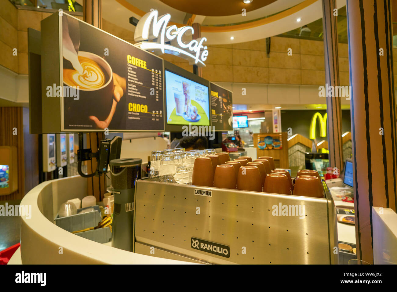 Singapur - ca. April 2019: McCafe am Changi International Airport. Stockfoto