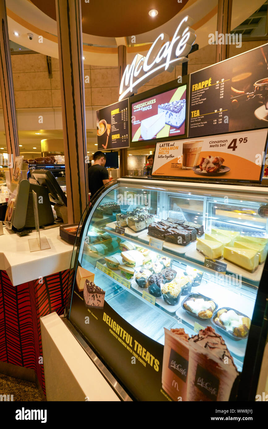 Singapur - ca. April 2019: McCafe am Changi International Airport. Stockfoto