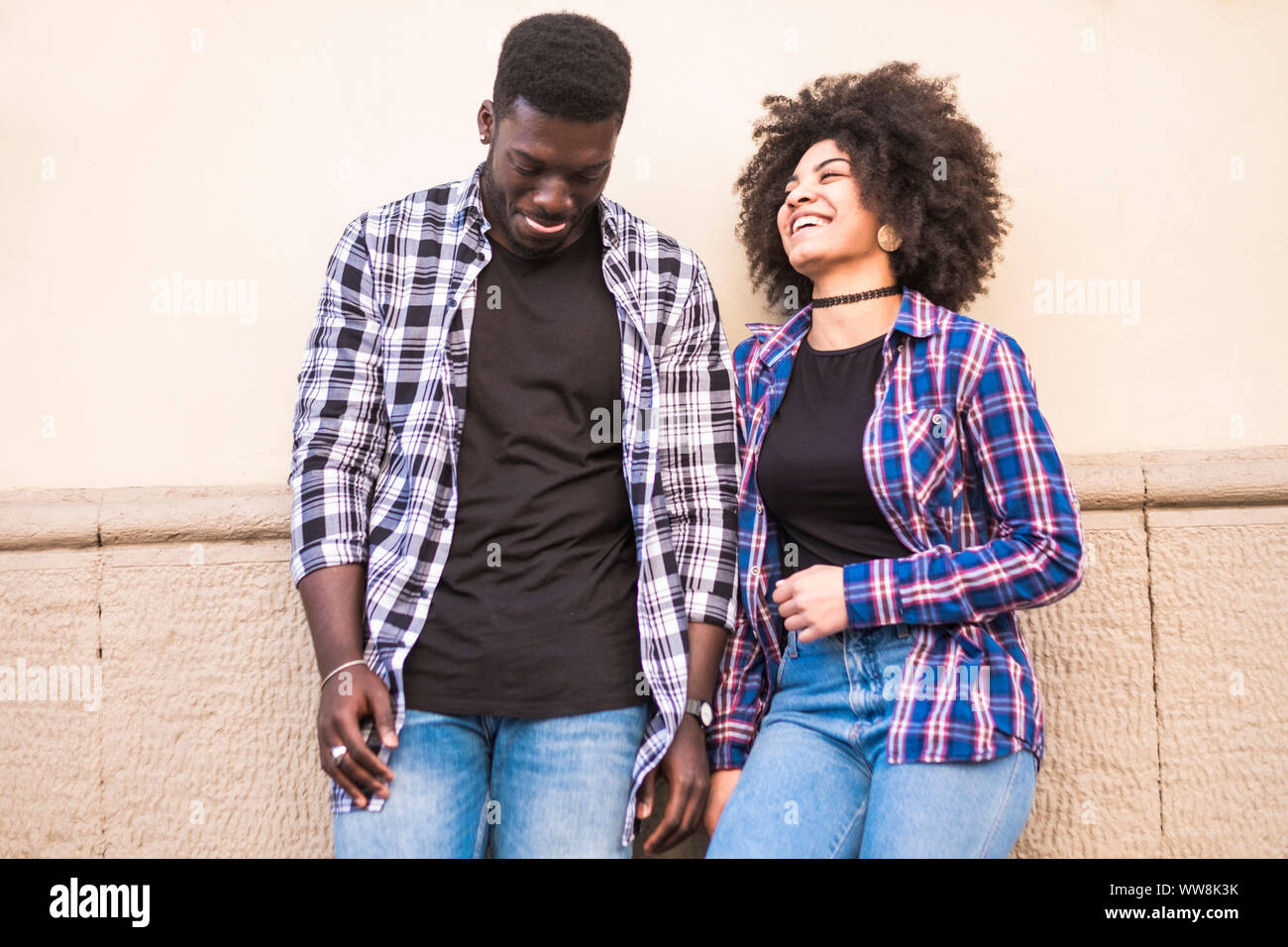 Ethnische afroamerican Schwarz junges Paar genießen Sie den Nachmittag in Freizeit Outdoor Aktivität zusammen. Freundschaft und Beziehung Konzept für 20 Jahre alten Menschen zum Lachen und Spaß haben in Freizeitkleidung Stockfoto