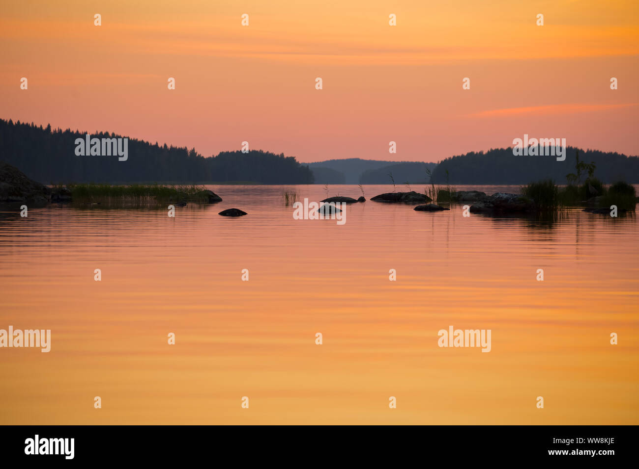 Sonnenuntergang Farbe Reflexionen auf Wasser Oberfläche, kohlegruben Landschaft, Finnland Stockfoto