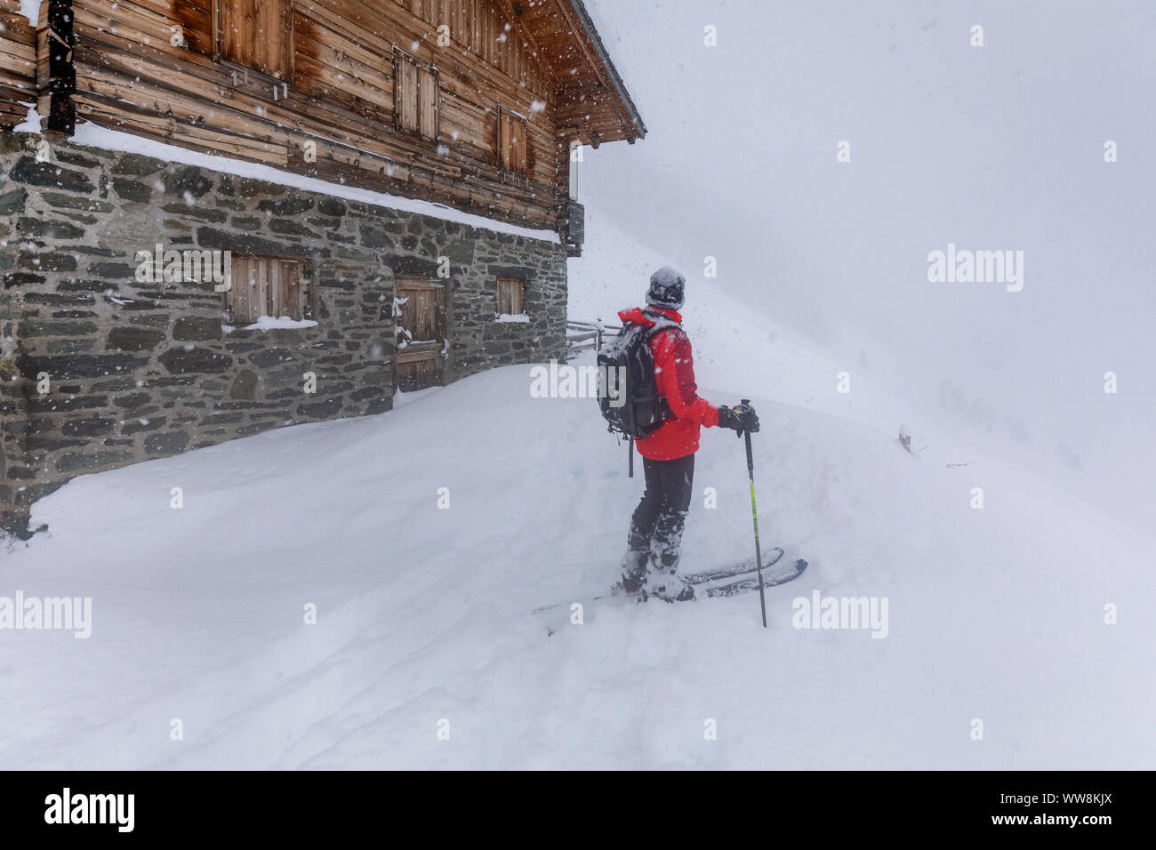 Skitouren im Ahrntal an Lebesau alm unter einem Schneefall, Kasern, Prettau, Bozen, Südtirol, Italien Stockfoto