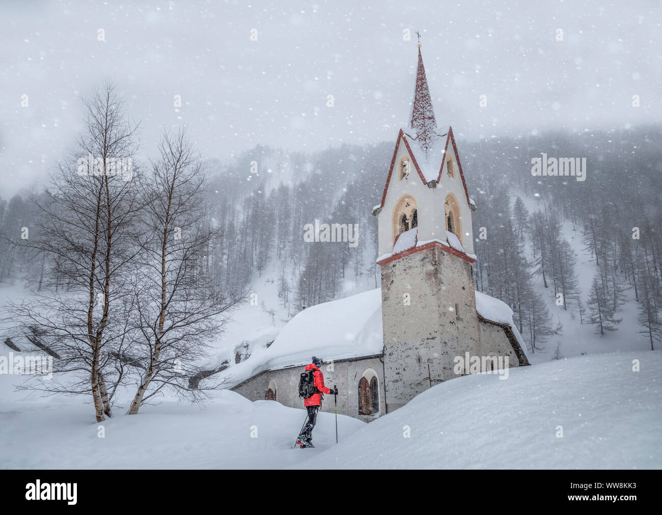 Skitouren vor der Kapelle des Heiligen Geistes unter einem Schneefall, Kasern, Prettau, Ahrntal, Bozen, Südtirol, Italien Stockfoto