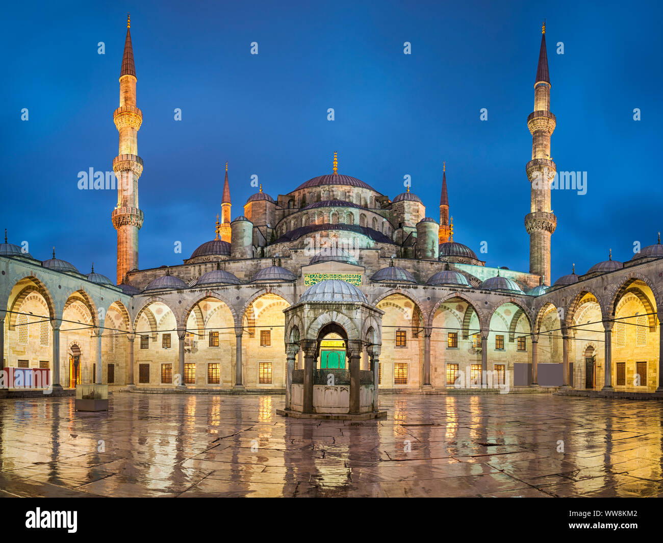 Blaue Moschee in der Nacht in Istanbul, Türkei Stockfoto