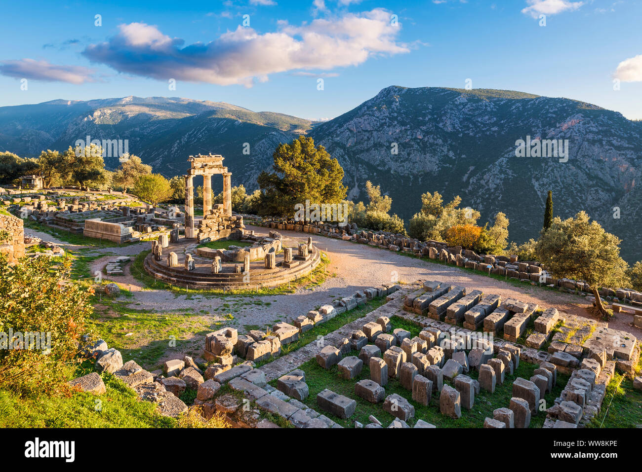 Die Ruinen der Tempel der Athena Pronaia in antiken Delphi, Griechenland Stockfoto