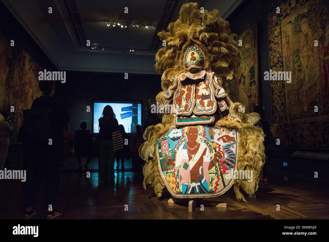 London, Großbritannien. 13. September 2019. Big Chief Demond Melancon der Jungen Seminole Jäger + Der schwarze Maskierung Kultur in die tapisserien Galerie im Victoria & Albert Museum für die London Design Festival umfasst die riesige Melancon Mardi Gras Indian Anzüge aus aufwändig von Hand genäht Perlenstickerei. Seine Arbeit schöpft aus einer Vielzahl von stilistischen Einflüsse, Adressen, stereotype Darstellungen von schwarzen Menschen, leistungsstarke und erzählt Geschichten aus seiner Erfahrung der afrikanischen Diaspora. Credit: Mark Kerrison/Alamy leben Nachrichten Stockfoto