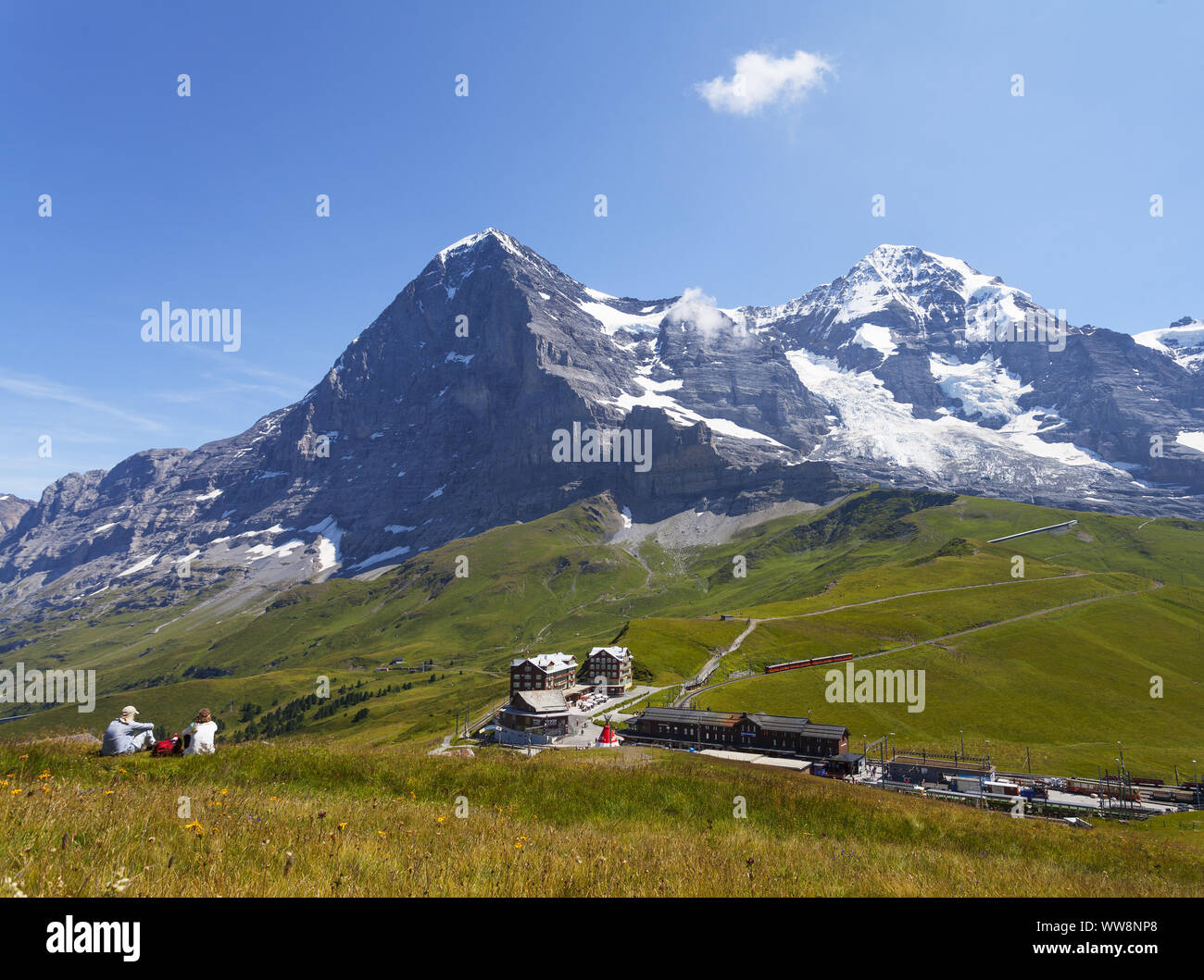 Blick auf die Kleine Scheidegg Mountain Pass und Berge Eiger, Mönch und Jungfrau, Grindelwald, Berner Oberland, Kanton Bern, Schweiz Stockfoto