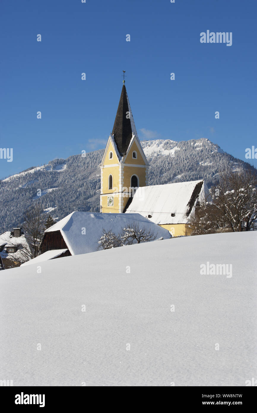 Blick auf das Dorf im Winter in Bad Mitterndorf, Salzkammergut, Steiermark, Österreich Stockfoto