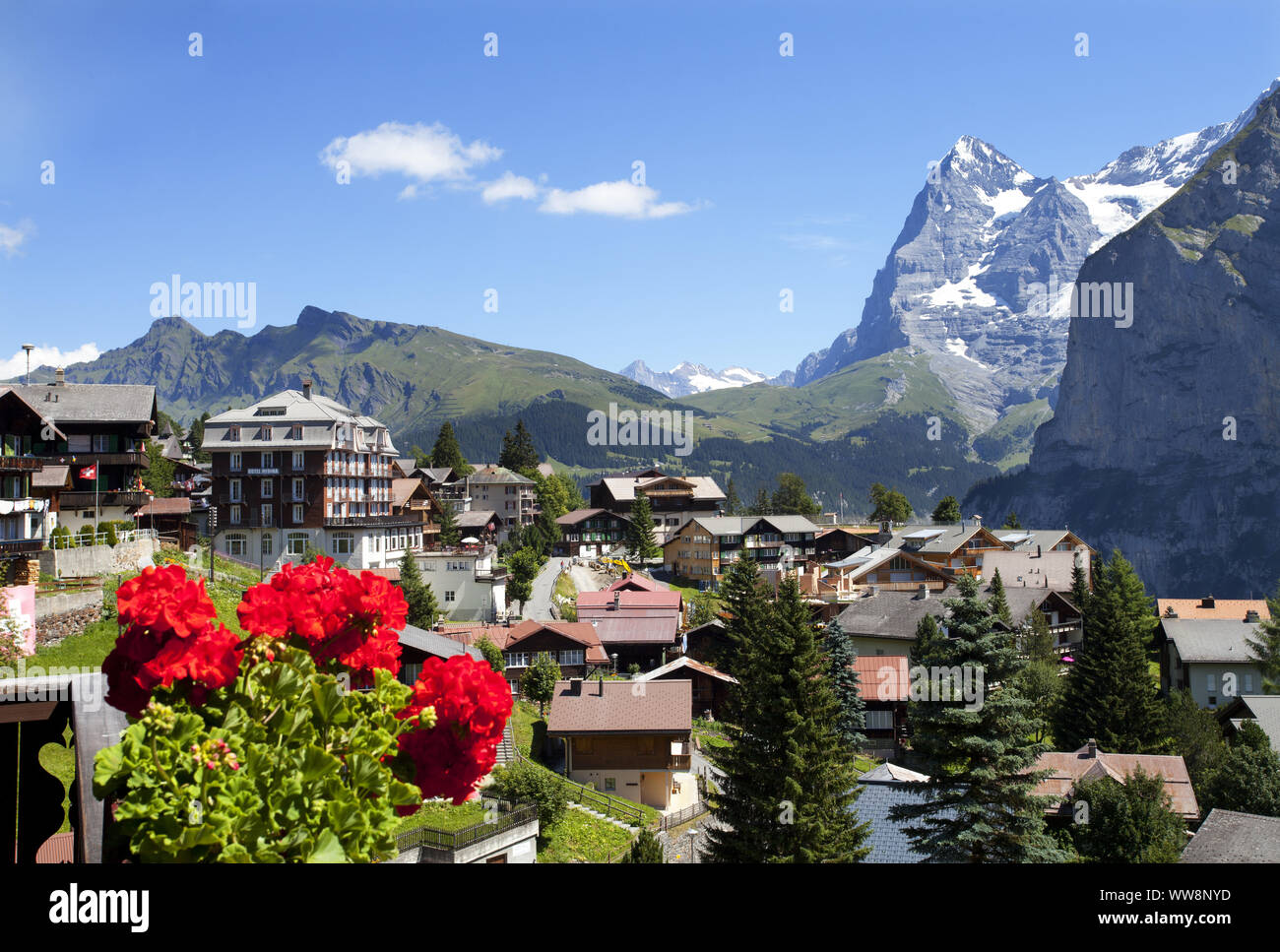 Blick auf den Eiger und das Dorf von MÃ¼rren, das Lauterbrunnental, Berner Oberland, Kanton Bern, Schweiz Stockfoto