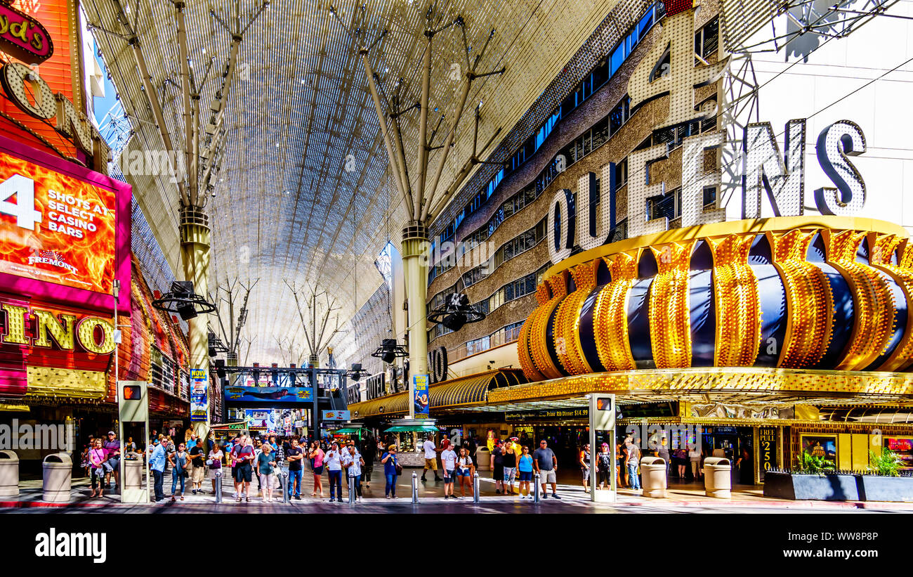 Trubel der Massen auf der berühmten Fremont Street im Herzen der Innenstadt von Las Vegas mit seinen Casinos, Neonröhren und Straßentheater, NV Stockfoto