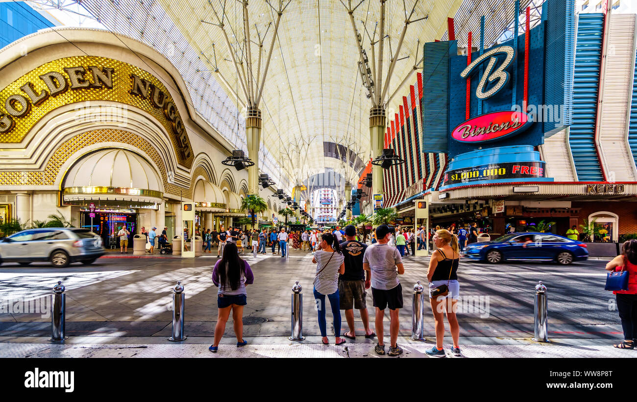 Trubel der Massen auf der berühmten Fremont Street im Herzen der Innenstadt von Las Vegas mit seinen Casinos, Neonröhren und Straßentheater, NV Stockfoto