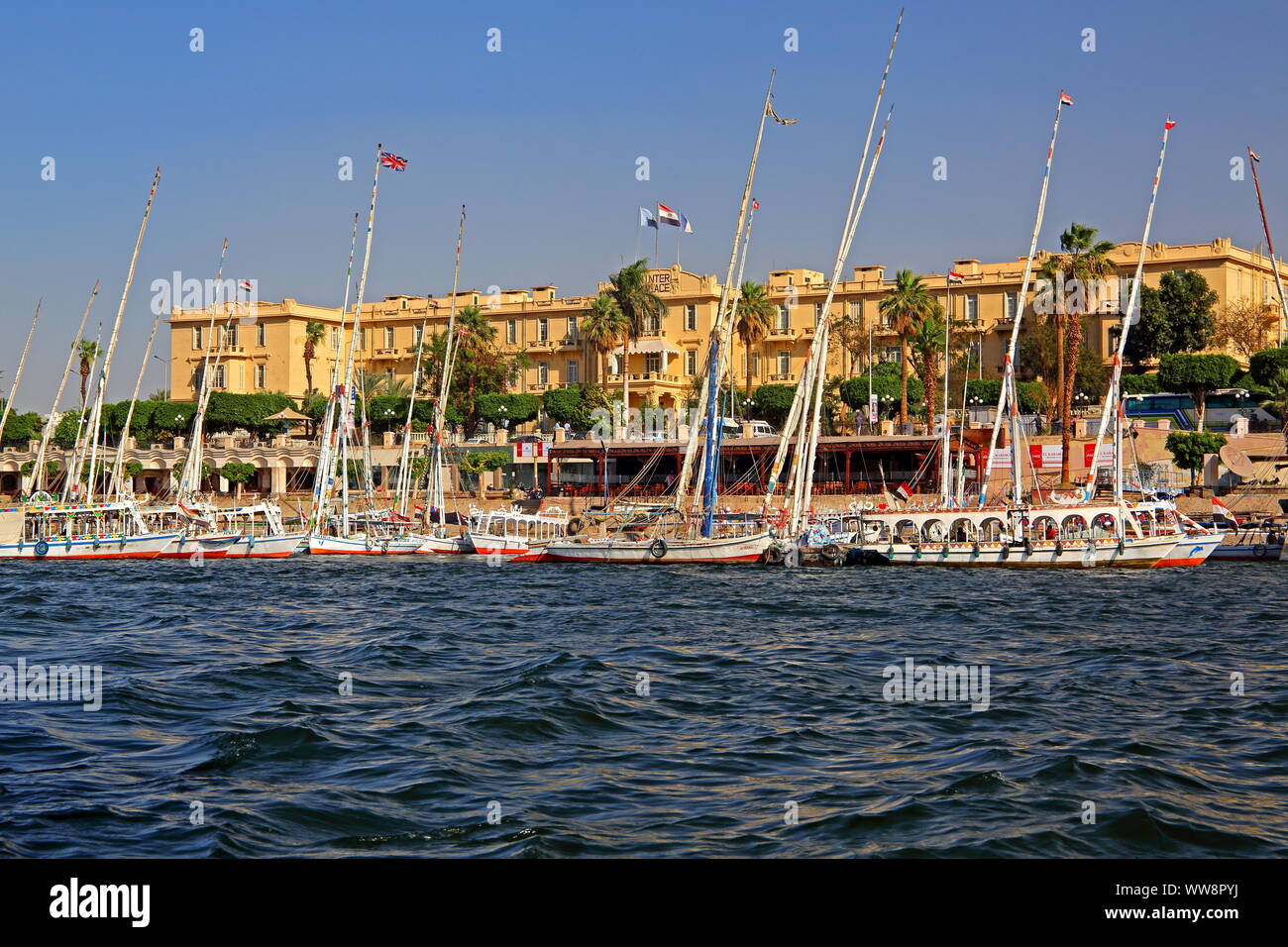 Traditionelles Hotel Winter Palace, vor Segelboote, FELUCCAS am Ufer des Nil, Luxor, Oberägypten, Ägypten Stockfoto