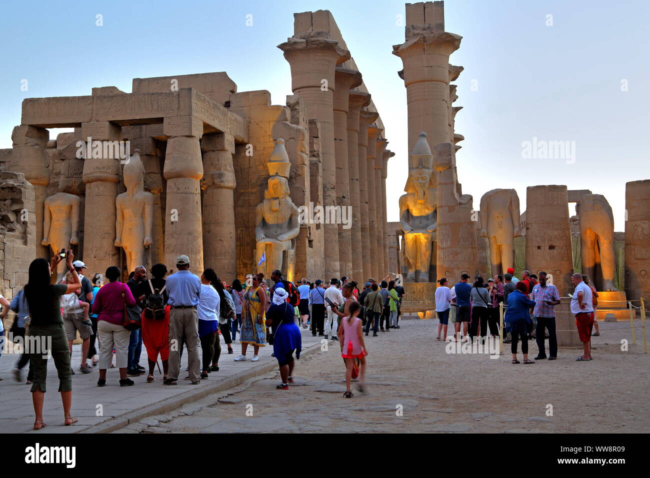 Touristische Gruppe in den ersten Innenhof mit Statuen von Ramses II und Kolonnaden, Tempel von Luxor, Luxor, Oberägypten, Ägypten Stockfoto