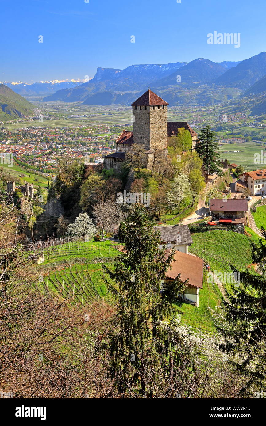 Schloss Tirol mit Blick auf die Stadt Meran im Etschtal, Dorf Tirol, Burggrafenamt, Südtirol, Italien Stockfoto