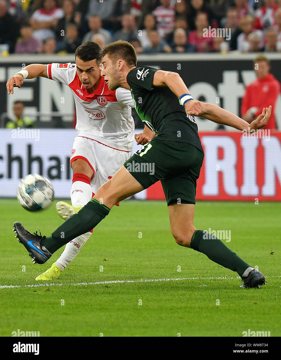 Düsseldorf, Deutschland. 13 Sep, 2019. Robin Knoche (R) von Wolfsburg Mias mit Erik Thommy von Düsseldorf während der Bundesliga Fußball Spiel zwischen Fortuna Düsseldorf und dem Vfl Wolfsburg in Düsseldorf, Deutschland, Sept. 13, 2019. Credit: Ulrich Hufnagel/Xinhua Stockfoto