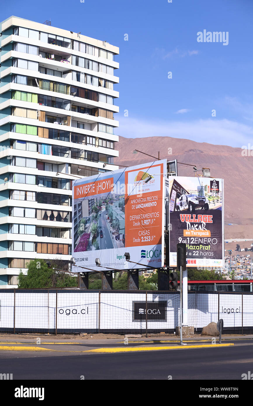 IQUIQUE, CHILE - Januar 23, 2015: Unterschreiben. Arturo Prat Chacon avenue informieren über den Bau neuer Wohnungen und Häuser in Iquique Stockfoto