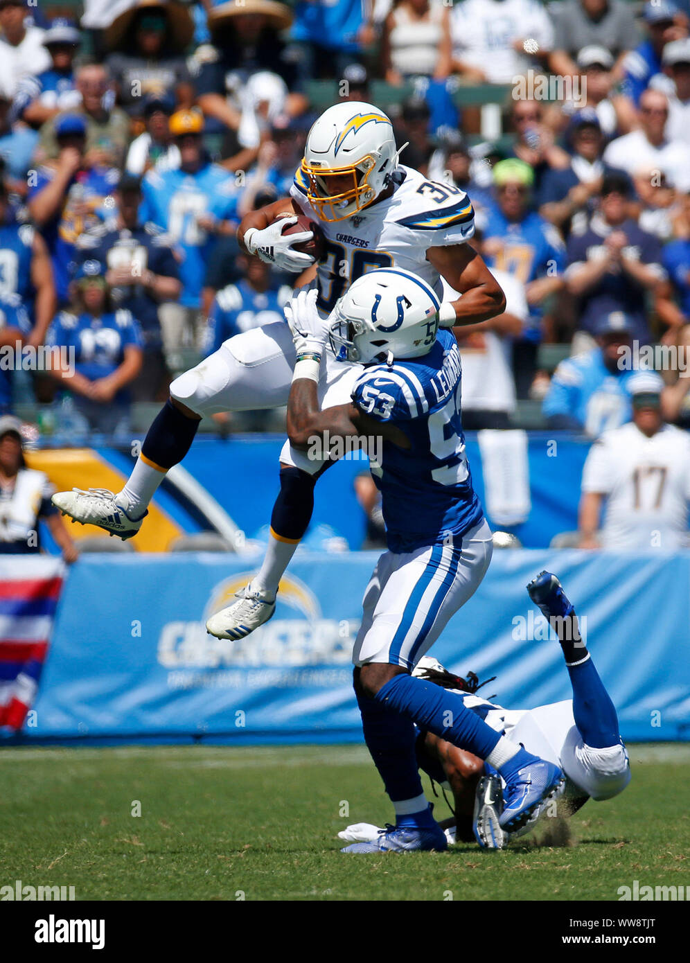 September 08, 2019 Los Angeles Ladegeräte zurück Austin Ekeler (30) ist durch die Indianapolis Colts außerhalb linebacker Darius Leonard (53) Während der NFL Spiel zwischen der Los Angeles Ladegeräte und die Indianapolis Colts an Würde die Gesundheit Sport Park in Carson, Kalifornien in Angriff genommen. Charles Baus/CSM. Stockfoto