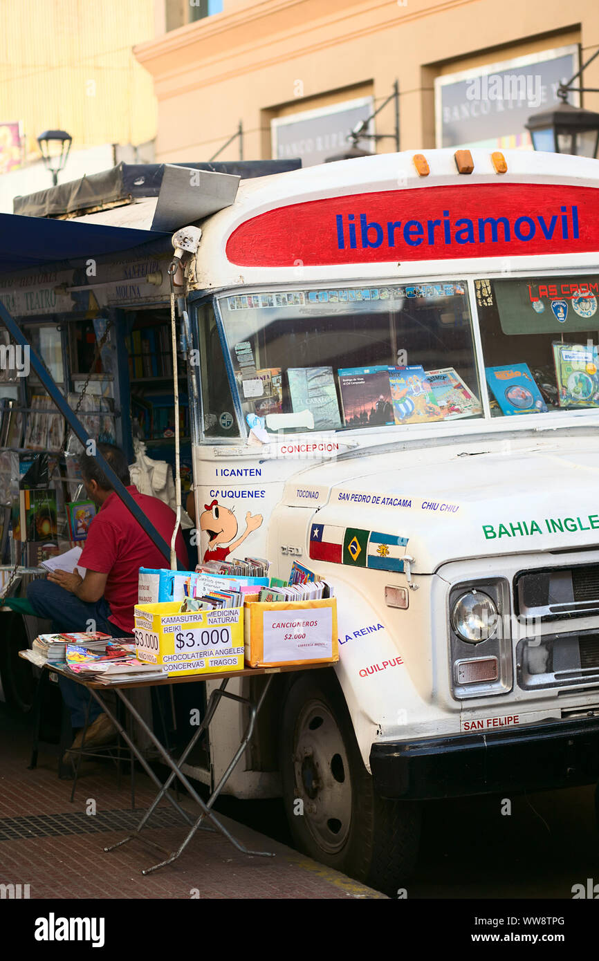 LA SERENA, CHILE - 19. FEBRUAR 2015: Libreriamovil, eine mobile Buchhandlung Parken entlang Balmaceda Straße im Zentrum der Stadt in La Serena, Chile Stockfoto