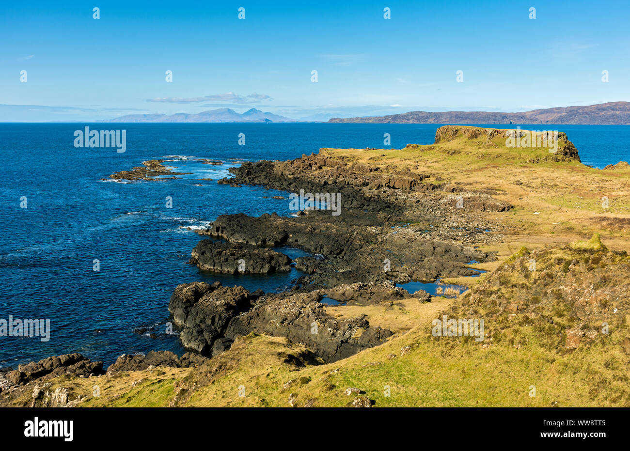 Dùn Dubh von dùn Quinish Bàn, Point, Isle of Mull, Schottland, Großbritannien. Die Insel Rum und den Ardnamurchan Halbinsel in der Ferne. Stockfoto