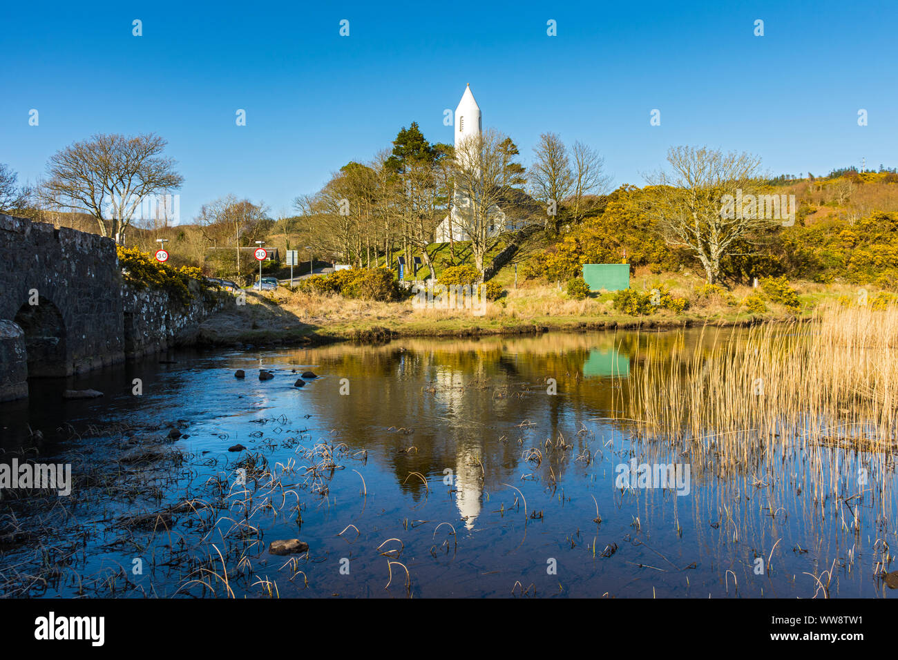 Der runde Turm von Kilmore Kirche wider im Loch na Cuilce bei Dervaig, Isle of Mull, Schottland, Großbritannien Stockfoto