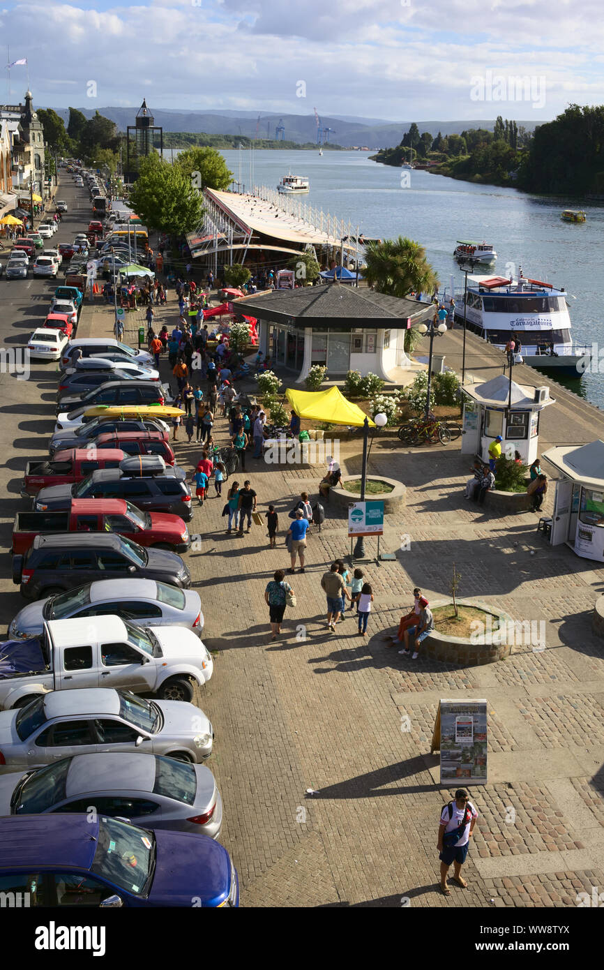 VALDIVIA, CHILE - Februar 3, 2016: Feria Fluvial (Riverside Markt) und touristische Informationen sowie Arturo Prat Avenue an der Valdivia Fluss Stockfoto