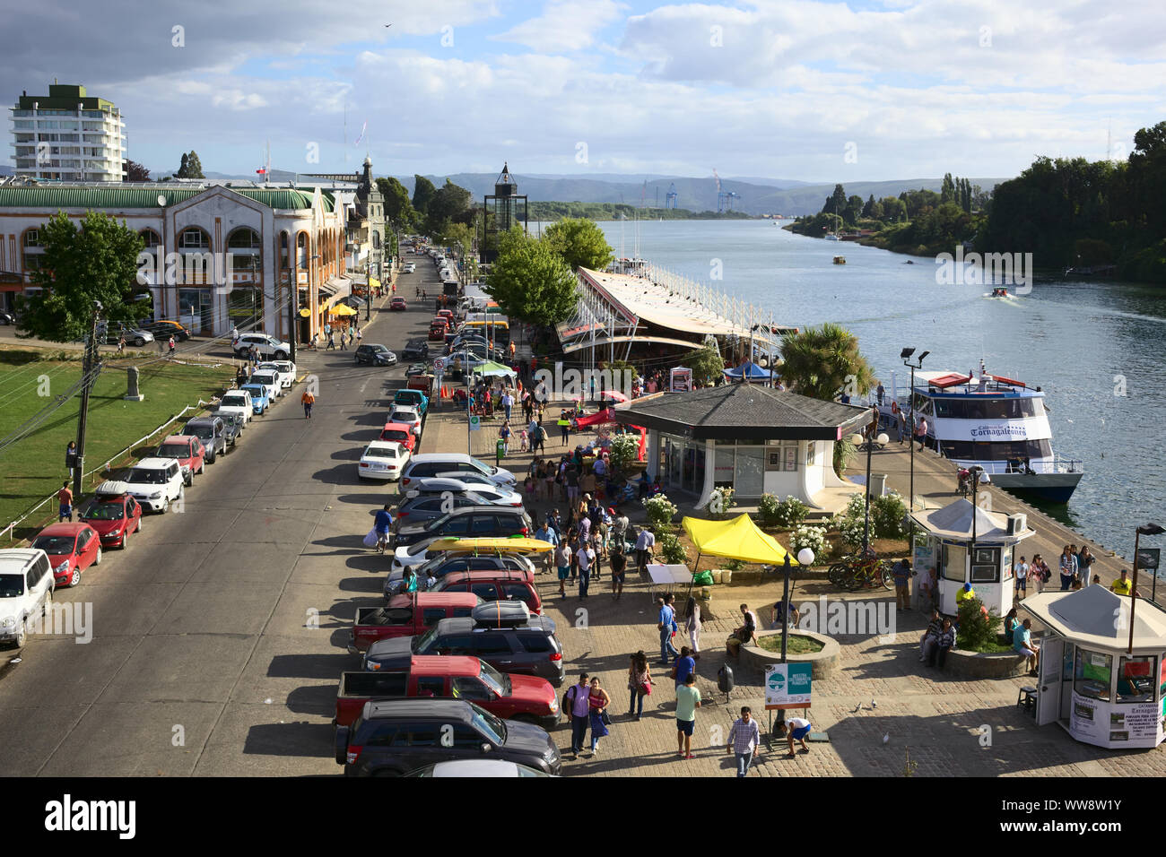 VALDIVIA, CHILE - Februar 3, 2016: Blick von Pedro de Valdivia Brücke auf dem Fluss mit der Feria Fluvial (Fisch, Obst und Gemüse) Stockfoto