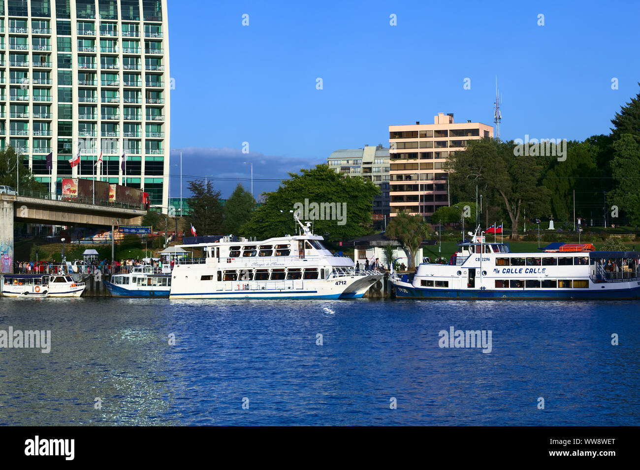 VALDIVIA, CHILE - Februar 3, 2016: Sightseeing Tour Boote am 3. Februar 2016 in Valdivia, Chile. Valdivia ist ein beliebtes Reiseziel in Chile. Stockfoto