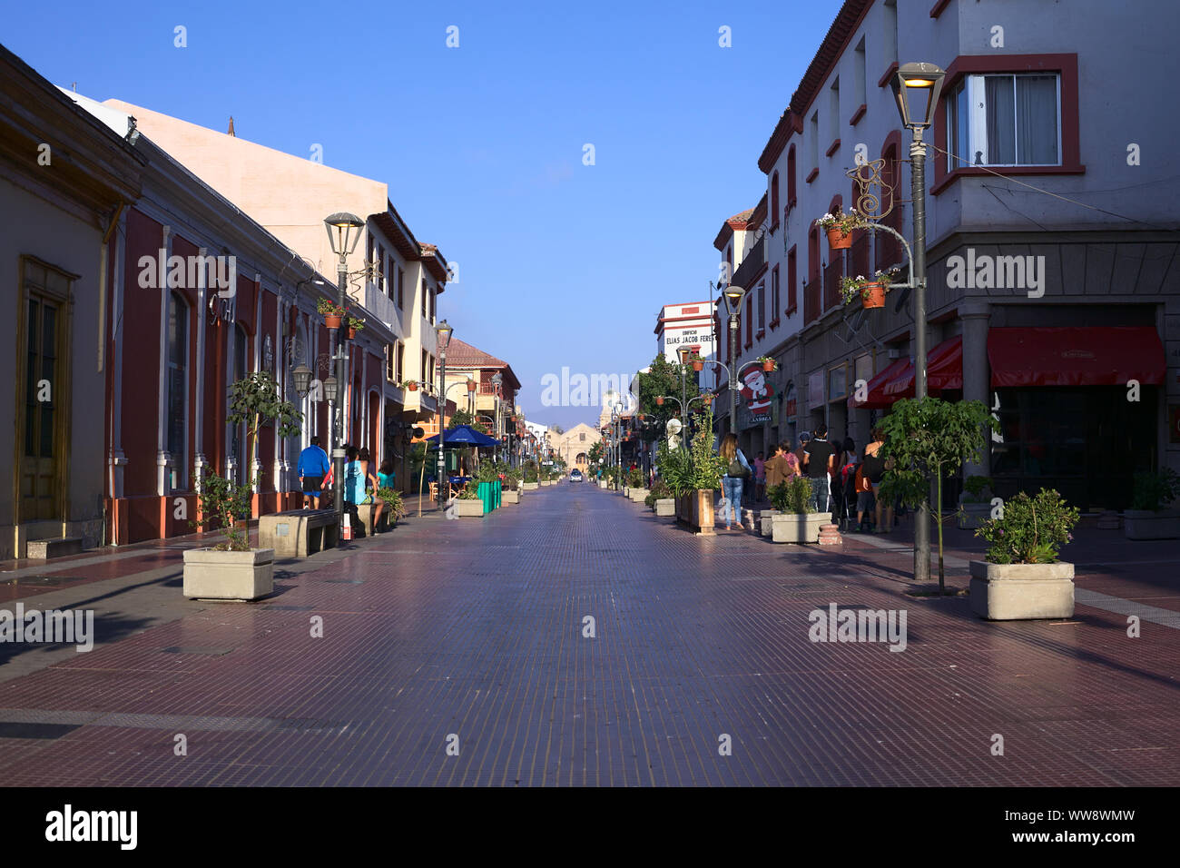 LA SERENA, CHILE - 22. FEBRUAR 2015: Ansicht der Straße Arturo Prat mit der Nuestra Señora de Gracia Kirche in der Zurück in La Serena, Chile Stockfoto