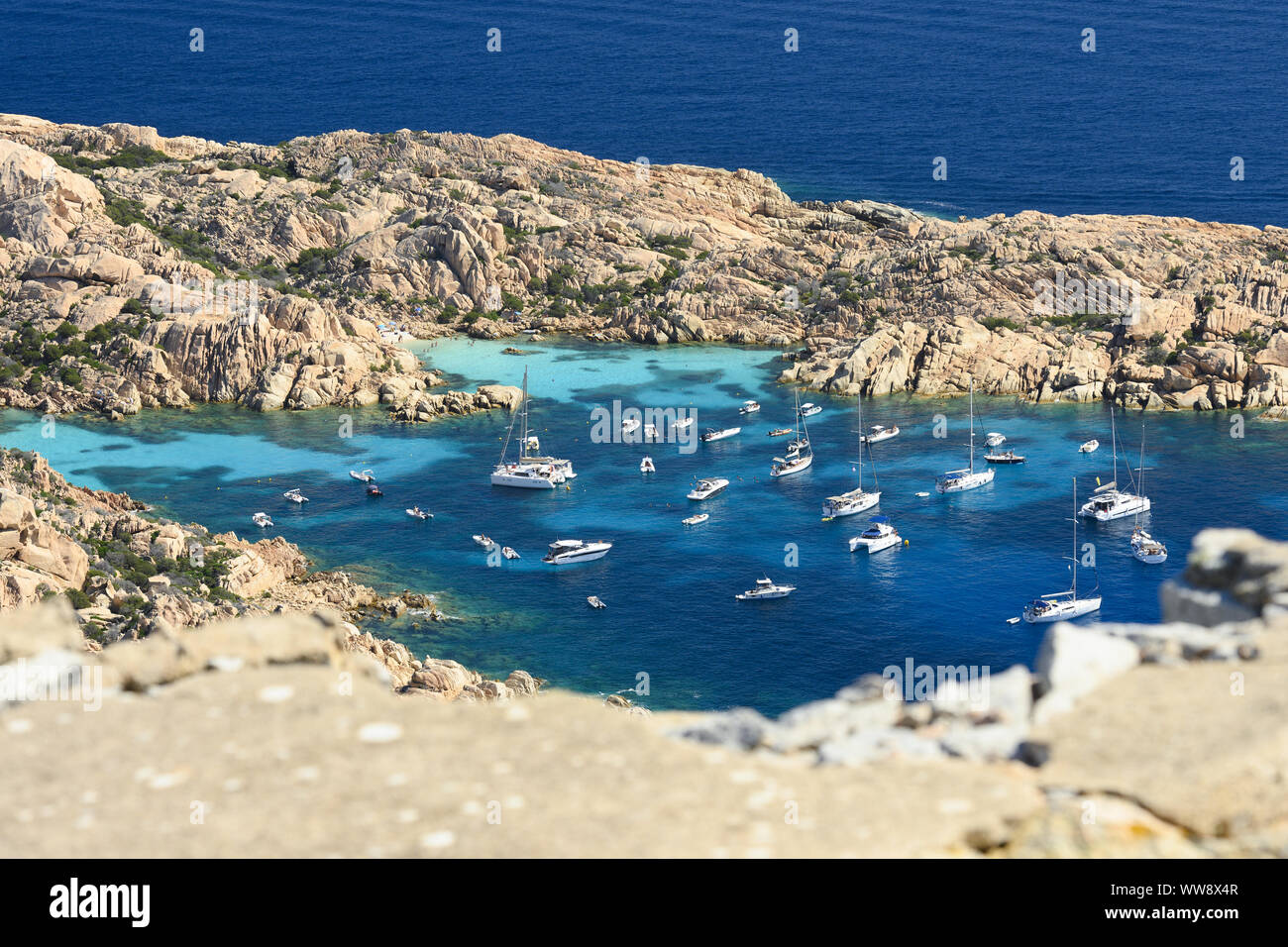 (Selektive Fokus) atemberaubenden Luftaufnahme von Cala Coticcio auch als Tahiti mit seinen felsigen Küsten und Strände, die durch ein Türkisklares Wasser gebadet bekannt Stockfoto