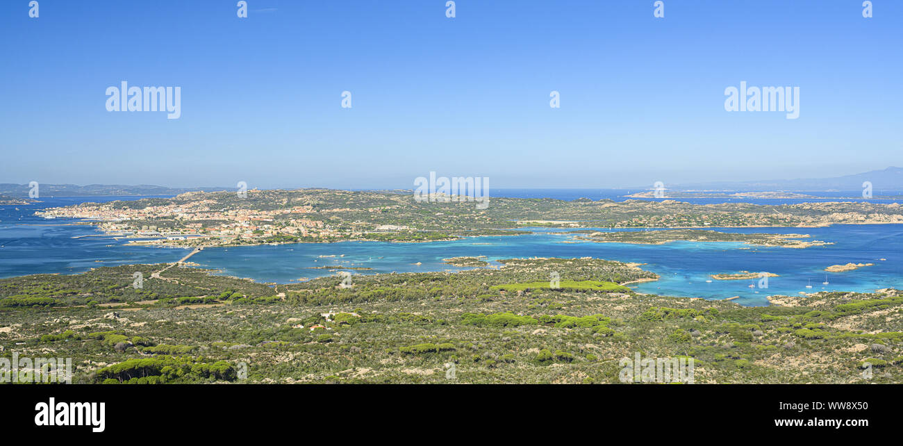 Ansicht von oben, atemberaubenden Blick auf La Maddalena Archipel mit seinen wunderschönen Buchten vom türkisfarbenen Wasser gebadet. La Maddalena Archipel. Stockfoto