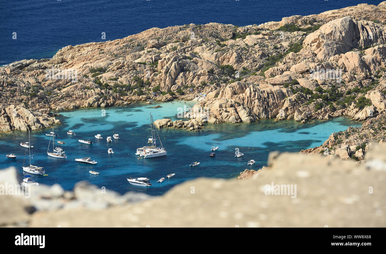 (Selektive Fokus) atemberaubenden Luftaufnahme von Cala Coticcio auch als Tahiti mit seinen felsigen Küsten und Strände, die durch ein Türkisklares Wasser gebadet bekannt Stockfoto