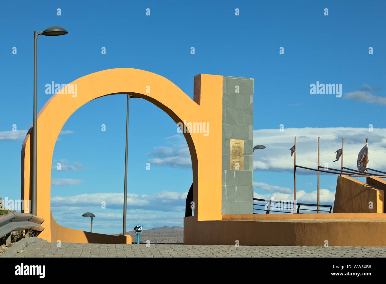 CHILE CHICO, CHILE - 23. FEBRUAR 2016: Arch an der Plaza del Viento (Platz des Windes) szenische Sicht in Chile Chico, Chile am 23. Februar 2016 Stockfoto